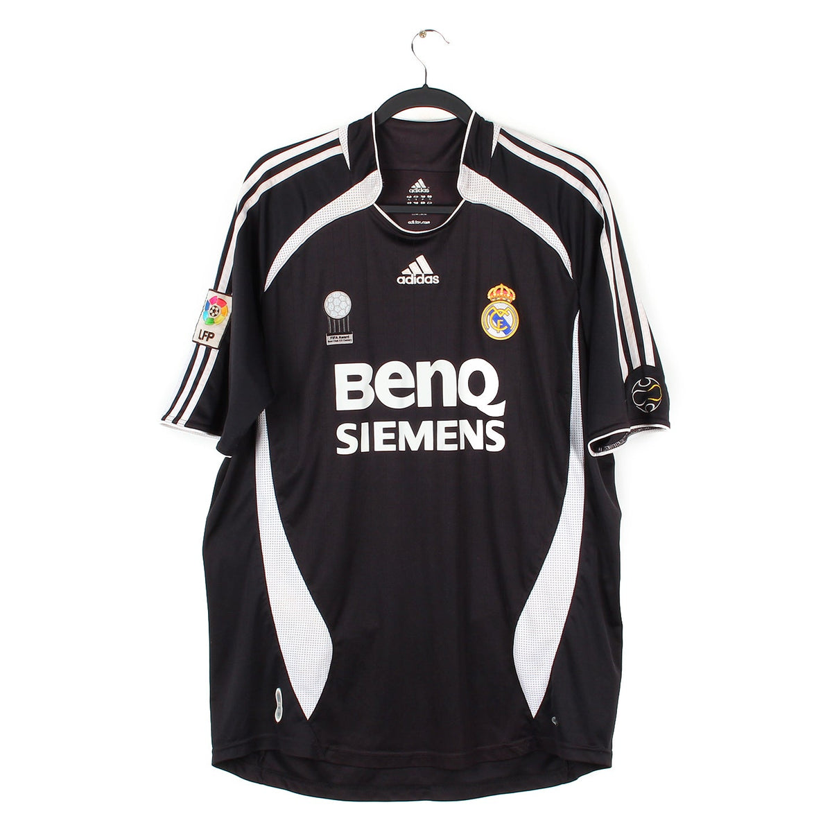 Maillot de football Real Madrid texturé bandes épaules col rond noir -  Degriffstock